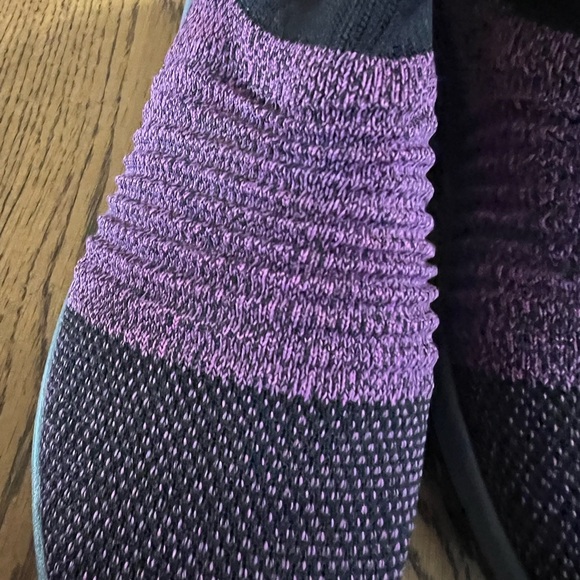 Sleek Purple and Black Sneakers for Everyday Comfort - Picture 7 of 8